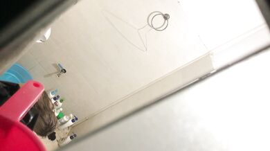 冒死爬窗偷窥楼下的E奶少妇洗澡要是能和她打一炮就好了